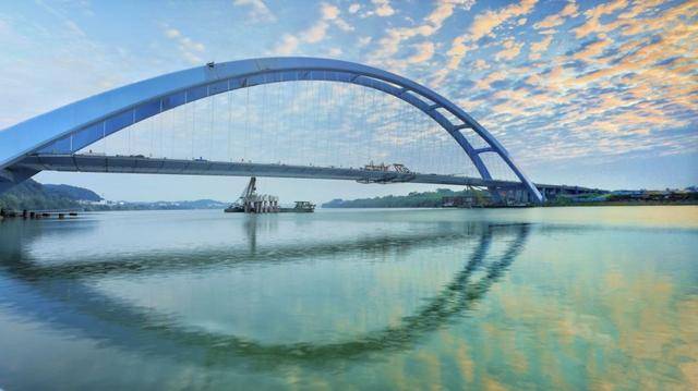 来源:四眼先生 10月4日凌晨 柳州官塘大桥桥梁工程顺利合龙啦!