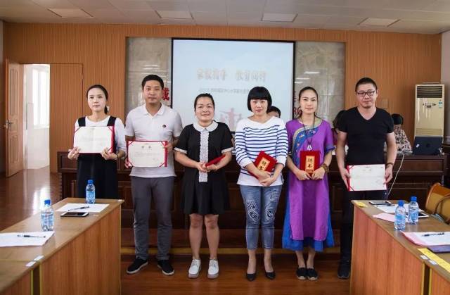 校长宣布了校级家委会名单,其中主任为朱娜波,郑亚清,副主任为励飞迪