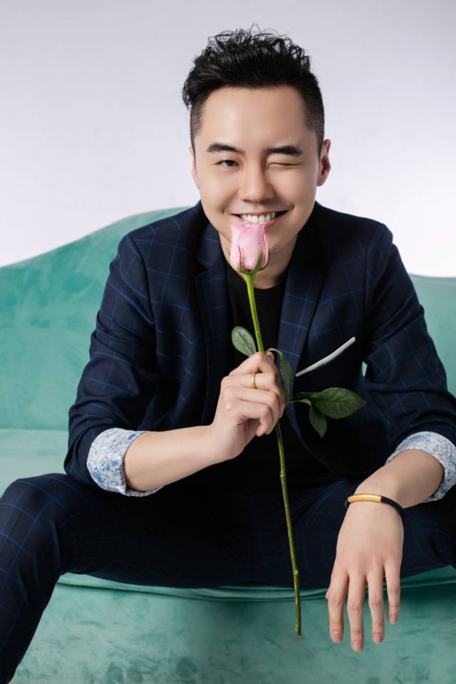 赵晓苏最新写真曝光 浪漫绅士风尽显迷人魅力