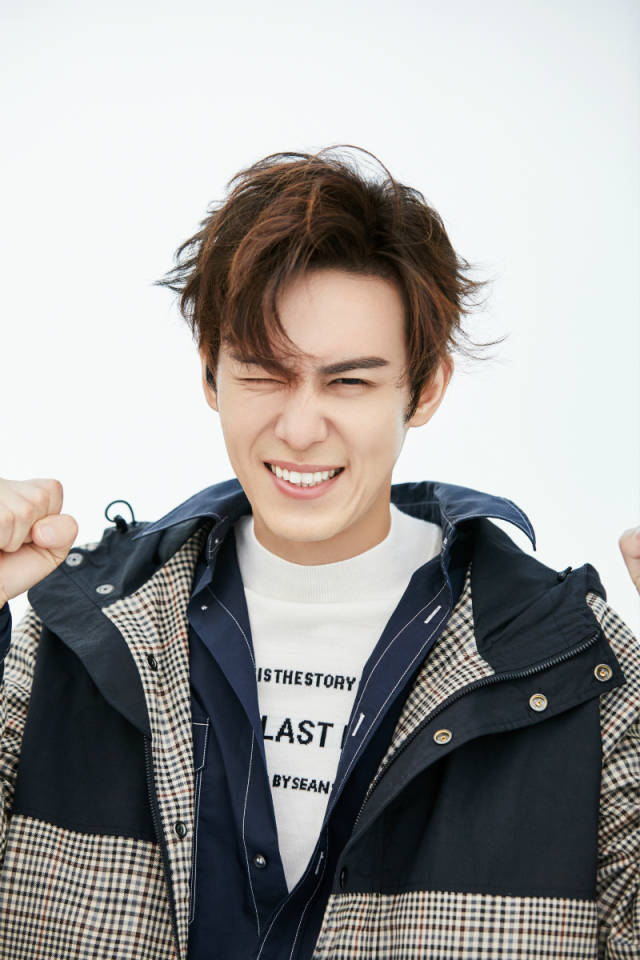 陈楚河风衣写真曝光 温暖深秋自在洒脱