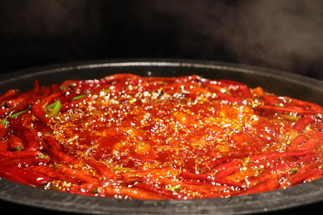 重庆最有名的老火锅店,想吃一次居然要排4个小时!