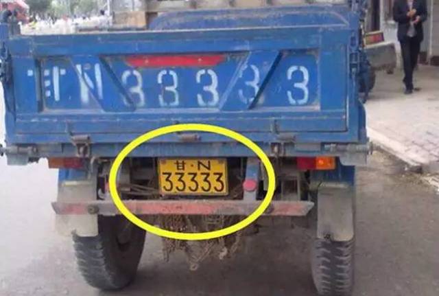 啥意思,就这车牌是假的呗 据了解 嫌疑车辆已停放多日 交警依法暂扣