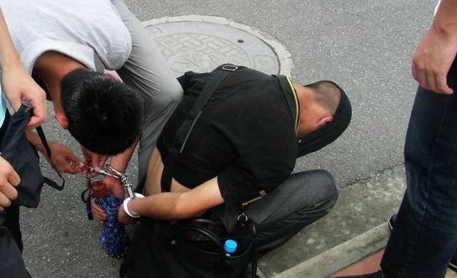 抓犯人的时候为什么要在罪犯头上罩黑色袋子说出来你都不肯相信