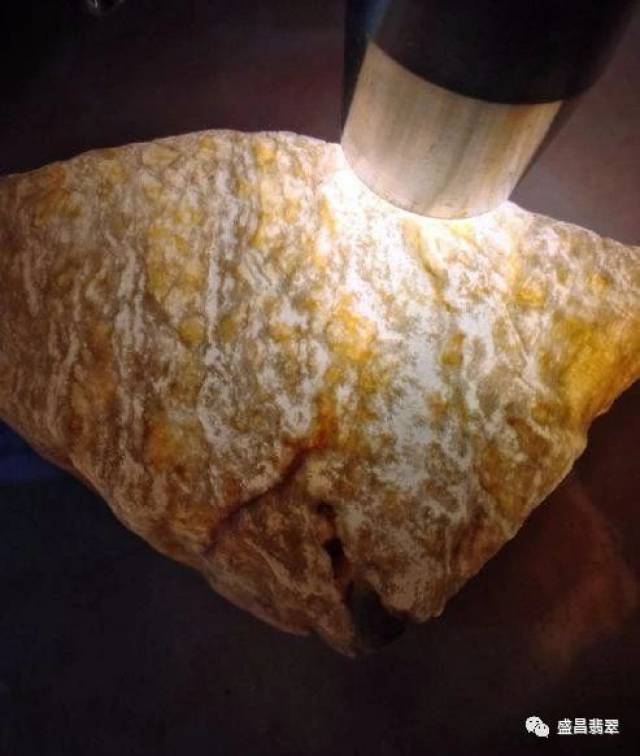 三十年前收藏的一块玻璃种翡翠原石,竟能流芳百世