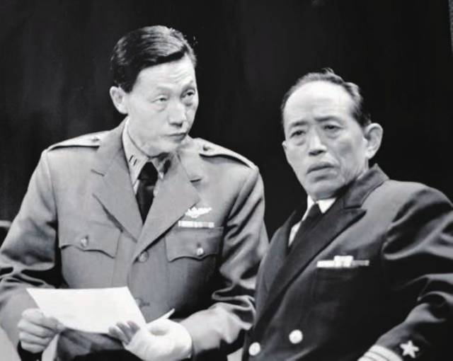 《哗变》剧照(摄于 1988 年),(左起)任宝贤饰格林渥,朱旭饰魁格
