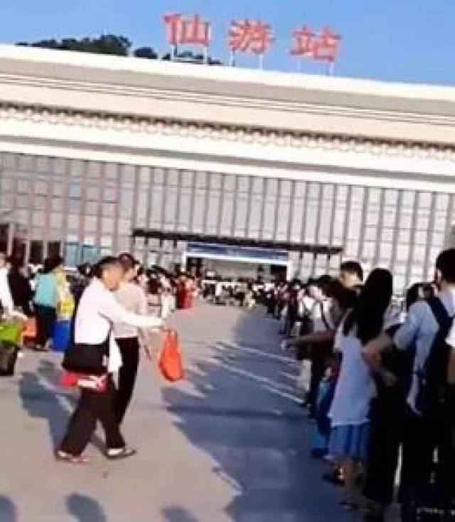 视频:变态狂!莆田男子半夜穿胸罩进门偷女人内