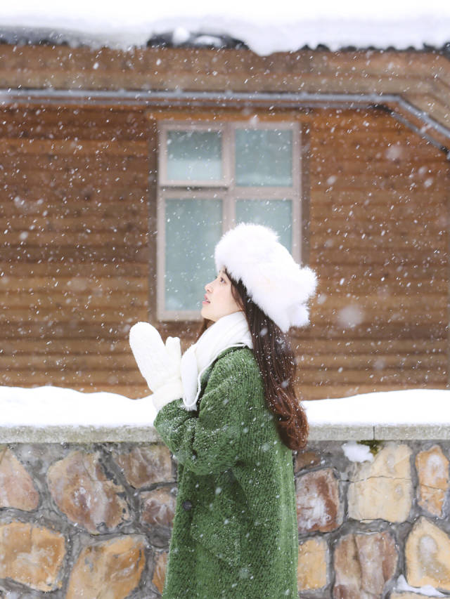 美丽冬装美女是雪地里时尚的精灵俏皮可爱让清纯女孩更惹人爱