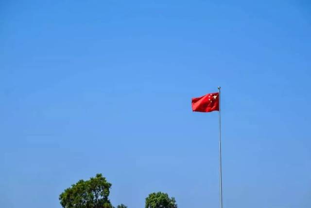 蓝天下的五星红旗 摄于初秋,摄影:林楚浩