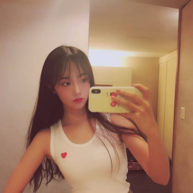 女解说小钰穿背心自拍!网友:看起来有d那么大!