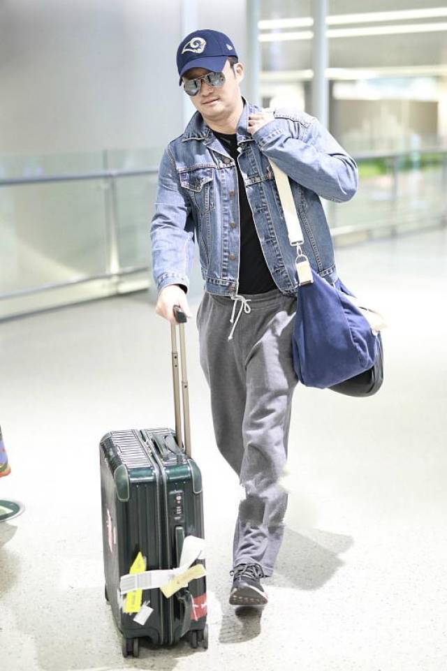 吴京动完手术不到一周低调现身,负重满满大步流星赶路无视伤口