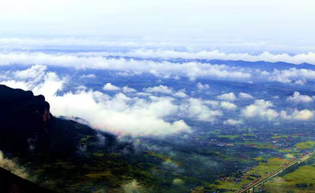 竇圌山,觀霧山,楓順轎子頂森林公園等原生態自然風光引眾遊客競相前往