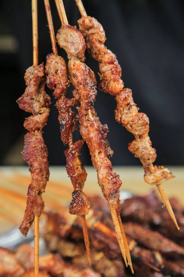 这家新疆人烤的羊肉串,食客都喜欢站着吃!