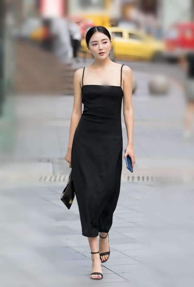 重庆街拍:穿着吊带小黑裙的小姐姐,气场强大,女人味儿十足!