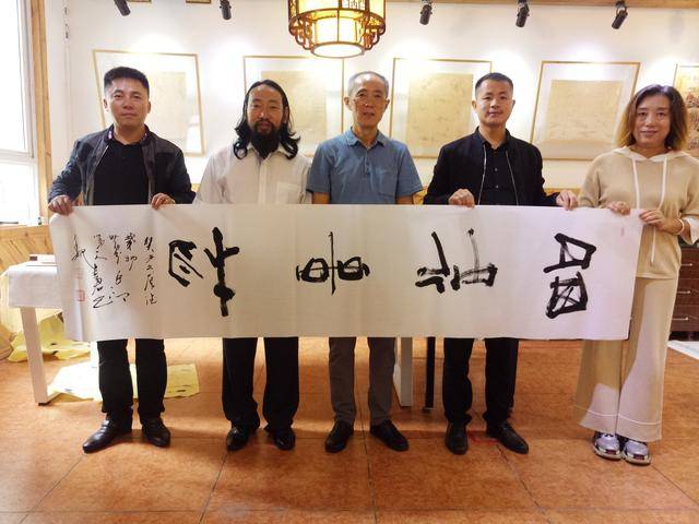 随后,魏延君先生在现场手把手的教授小朋友们写书法,通过给小朋友们