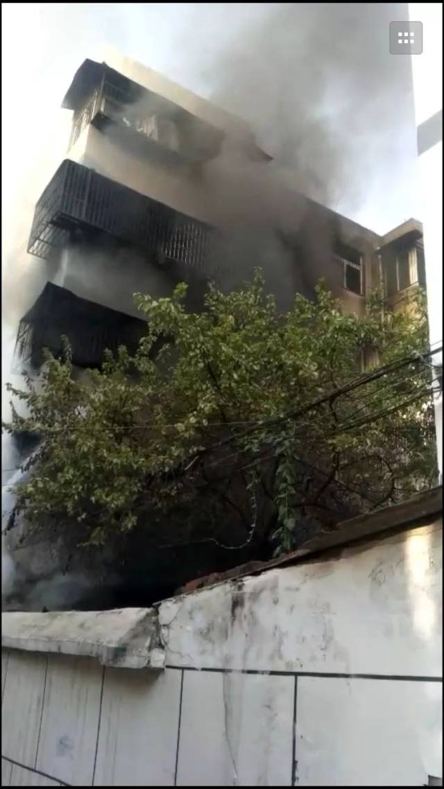 吓人!阜城一住宅楼起火,烧成了这样