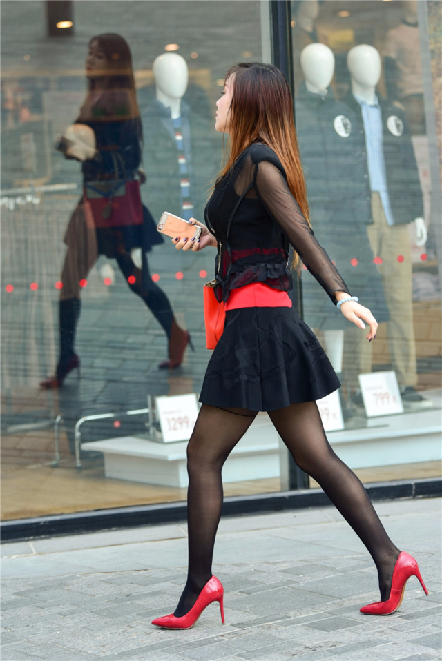 街拍联盟:黑丝的魔力在于,穿上它你就是全场焦点