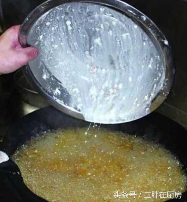 3, 倒入油锅中.