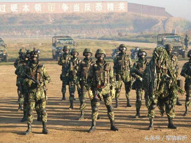 解放軍特種兵訓練中國男足!能學特種兵一半精神就能挺進世界盃