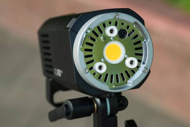 更便携的高性能外拍灯 神牛ad400pro评测