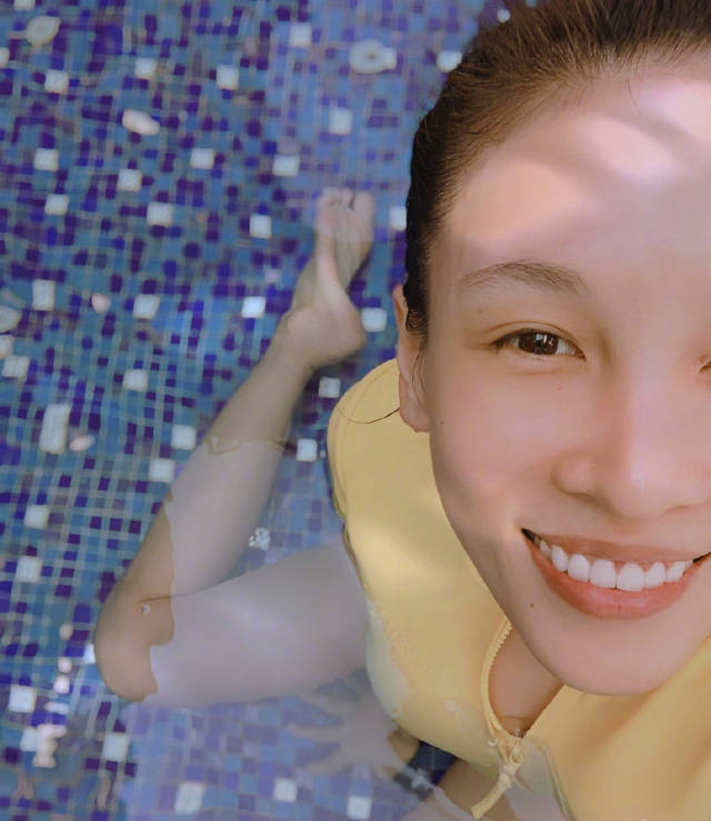 张蓝心晒泳装照,性感妩媚,网友:s形身材一览无余!