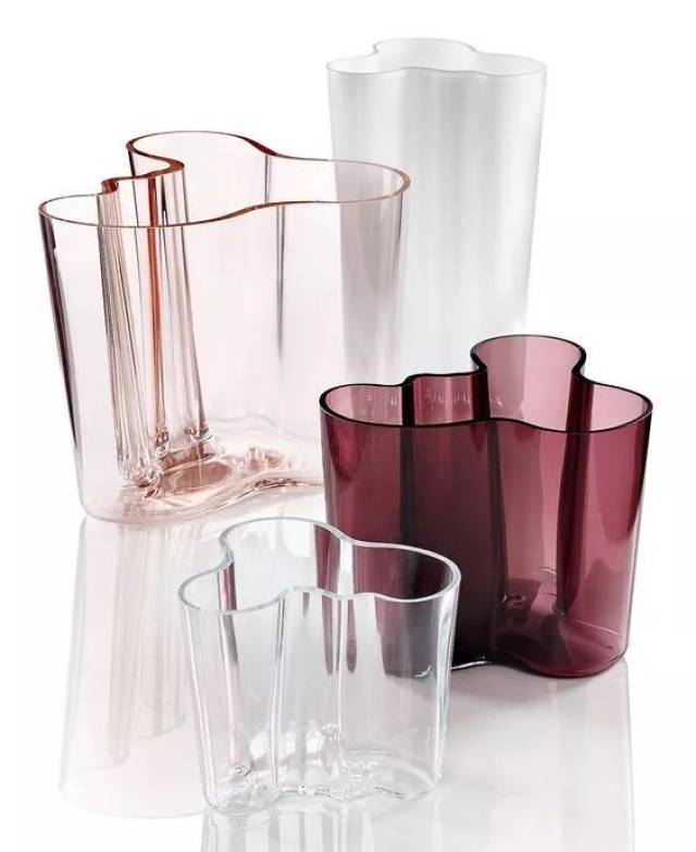 阿尔托花瓶玻璃材质的花器今天,造居君就来给大家分享几款有质感有