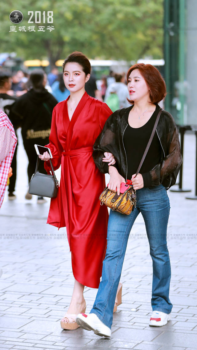 都说时尚是一种轮回,其实很早以前的衣服在现在看来也是非常时尚的.