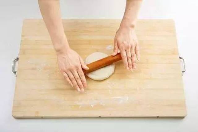 12)然后用擀面杖轻轻擀薄成面饼.