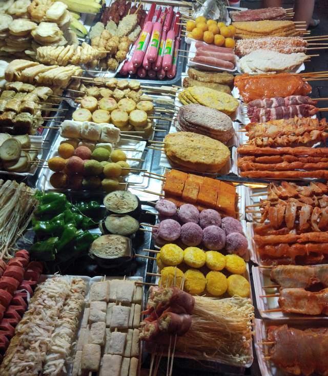 现在夜市上的炸串摊可比小时候 丰富多了,荤的素的要什么有什么.