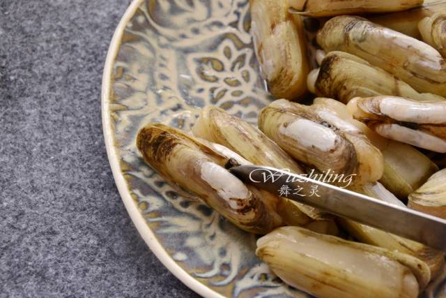 做法: 1,将黄蛏用淡盐水浸泡洗净后,用小刀在背部连接处割开