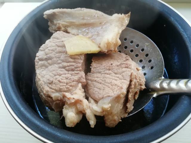 牛肉别总炖着吃,这个牛肉的做法,吃着过瘾,用来下酒别提多美了