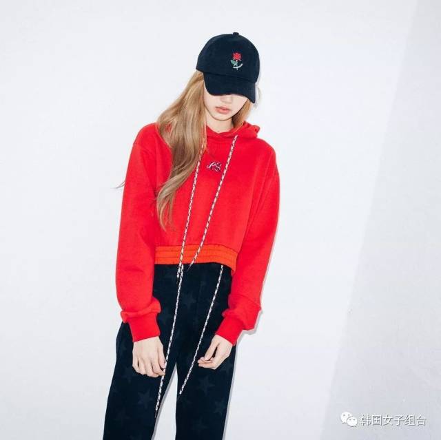 照片中,lisa穿着红色的卫衣,戴着一顶印有玫瑰花的鸭舌帽,眼睛被帽檐