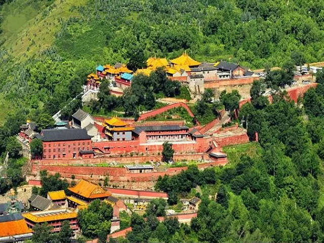 五台山金刚座--文殊菩萨顶上现起五髻五智的标帜