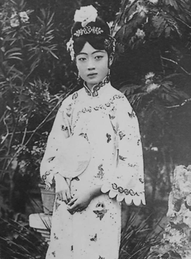 老照片:溥仪玩跷跷板,婉容吹笛子,文绣吹箫