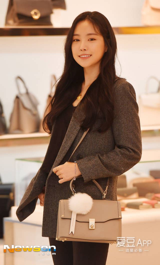 当天,代言人孙娜恩以西装外套搭配牛仔裤,干练大方地造型完美展现出