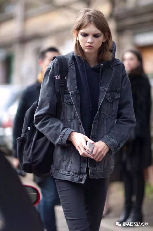 如果你那里天气不是很冷的话,也可以试试卫衣裙 牛仔外套的搭配,混搭