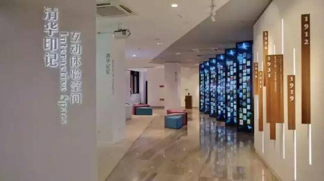 许昌市图书馆大厅新添两台瀑布流电子图书借阅机