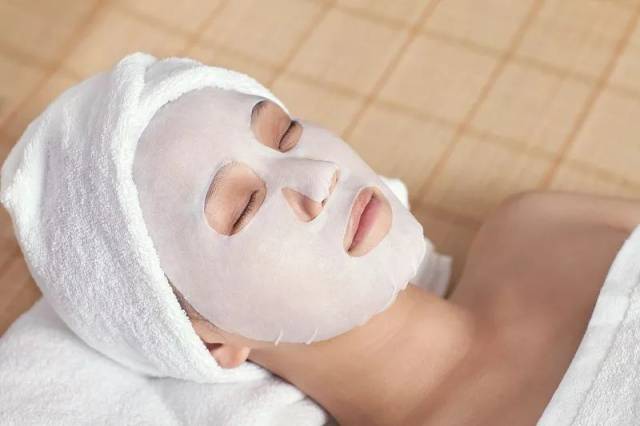 面贴膜价格在 17.7元 至 740元 之间,涂抹式面膜价格在 26.