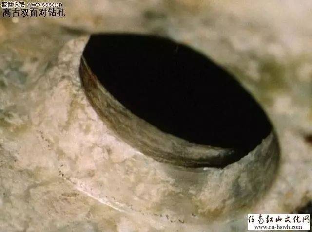 新石器时代玉器桯钻常会出现喇叭孔,主要是被磨制物体的硬度,与钻头