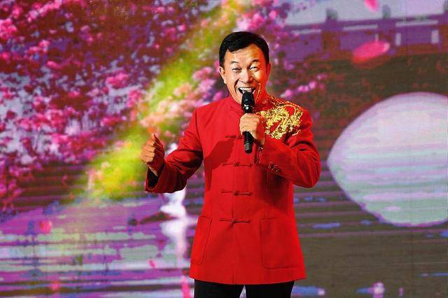 原生态民歌王石占明在文水县演唱惠民歌曲