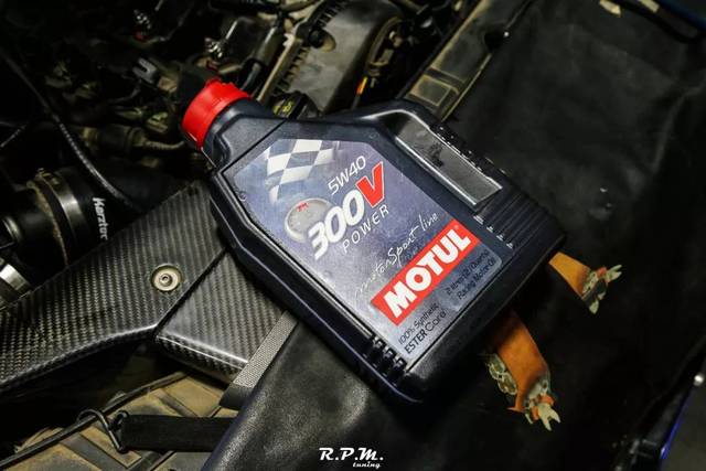 更換摩特(motul)300v 5w40機油;motul源自1853年,在潤滑油發展領域裡