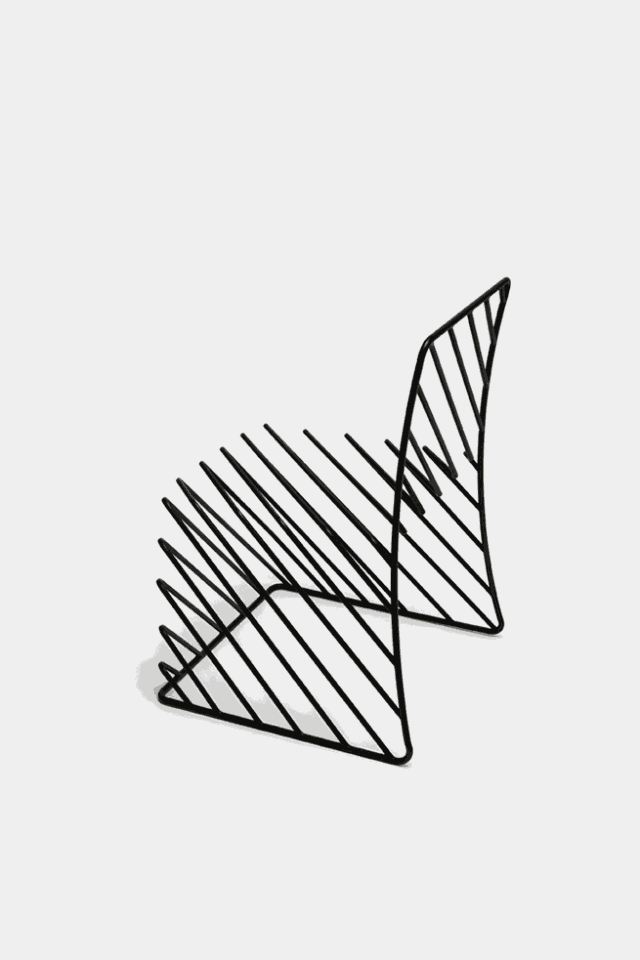 这其实是设计师用一根根黑色线条 排列而成的椅子 从视觉上带来些许