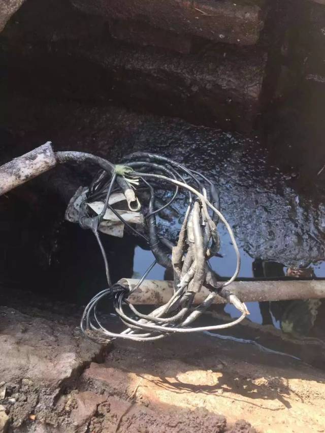 同时安排了工作人员进行抢修 (参加抢修红绿灯交警的朋友圈) 抢修时