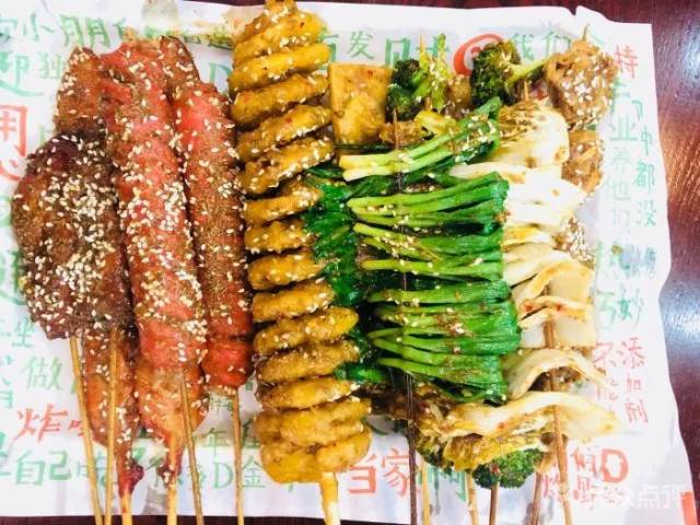 现在店还蛮大的,可以坐几十人 各种荤的,素的食物,基本俱全 炸包菜是