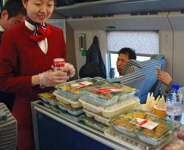 火车盒饭15元,为何到高铁上就能卖50,乘务员一句话说出真相