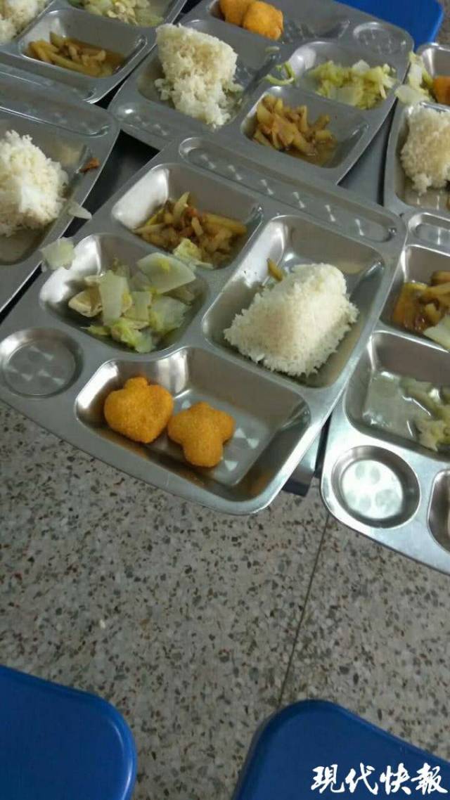 学校提供的餐盘照片 校方供图