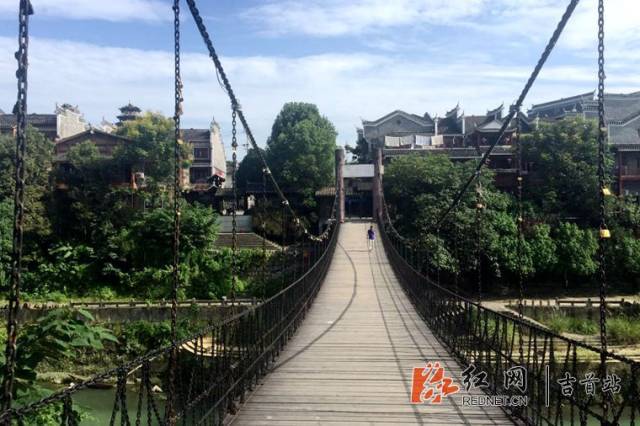 乾州古城吊桥"同心锁"不影响桥梁安全_手机搜狐网