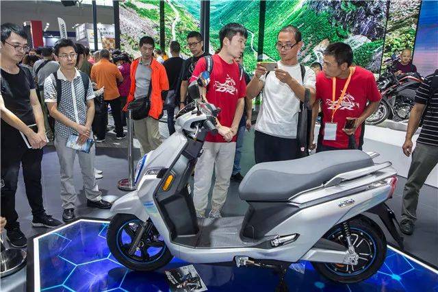 摩博会上,豪爵推出锂电摩托车em-1