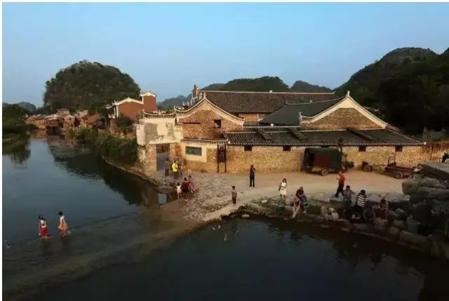 由于月陂亭地形奇特,依山傍水,且与隔河的寺,楼,阁,台相映成景,这个