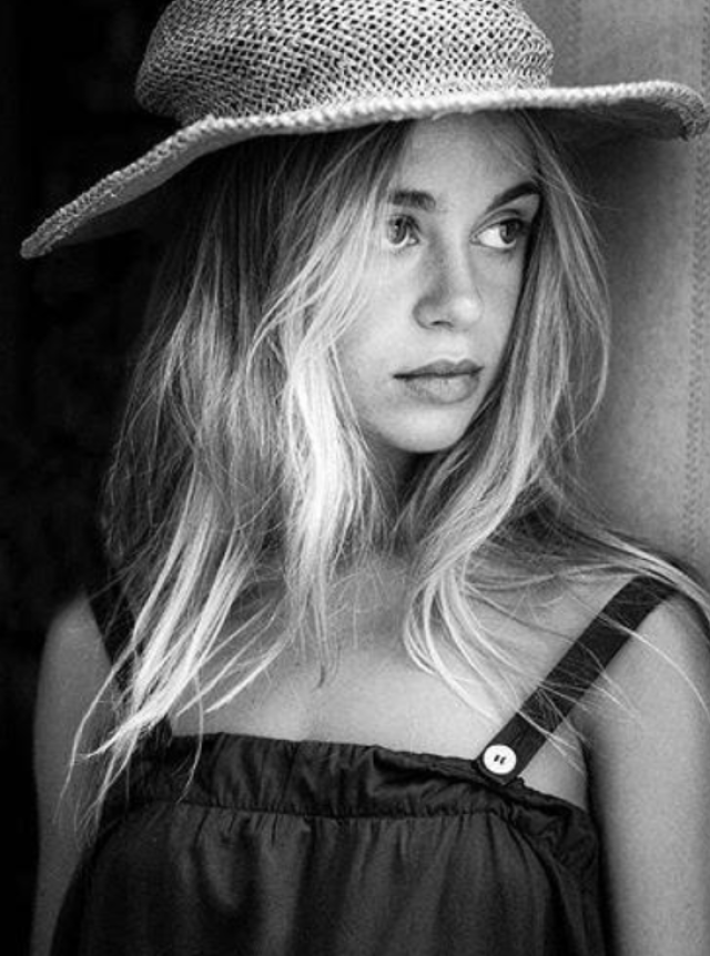 但是编编今天想说的是这位95年amelia windsor的英国皇室小姑娘,她被