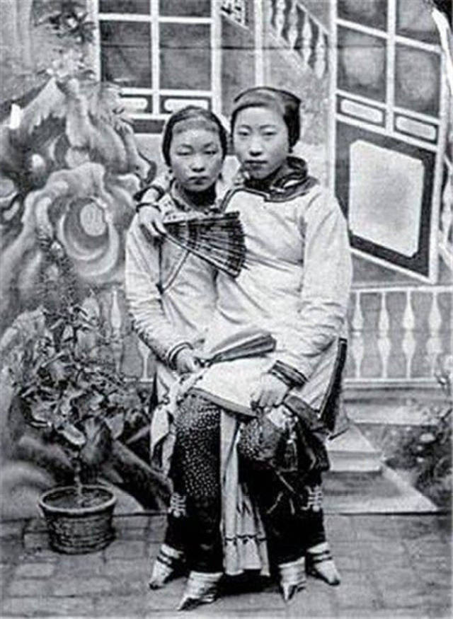 激レア　中国　清代のアンティーク　時代物　三寸金蓮 女性の靴　飾り稀少　極上レア 旧家蔵出 時代物 中国清代のアンティーク 貴族家三寸金蓮 女性の靴